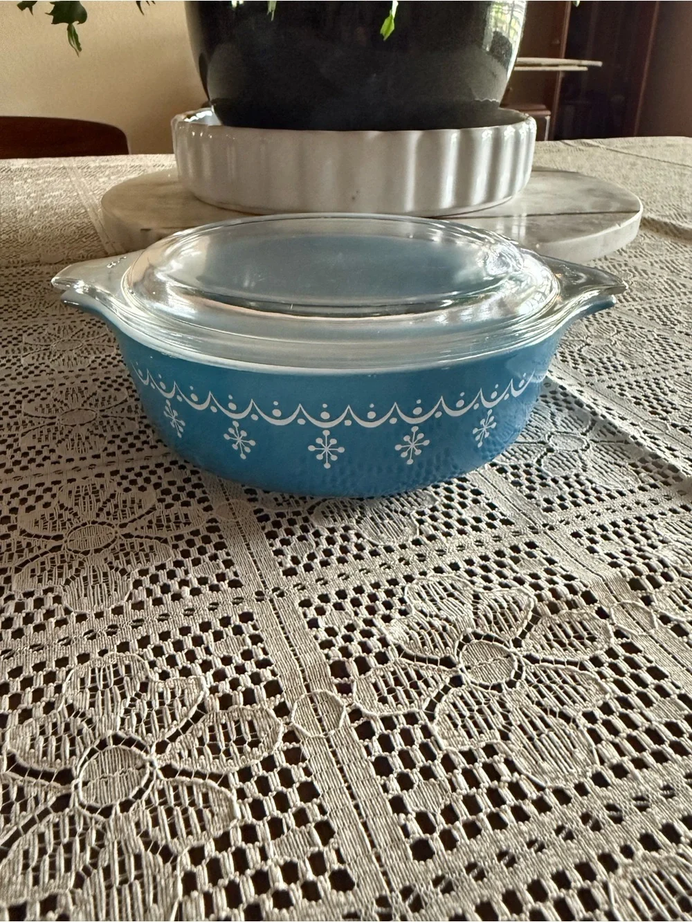 EUC PYREX Snowflake Garland Set of 3 with lids included.